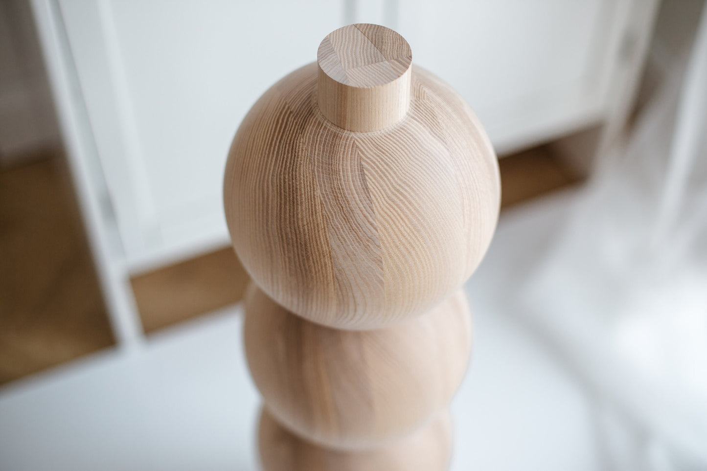 Möbelbein aus Holz mit vier Kugeln, H670 mm