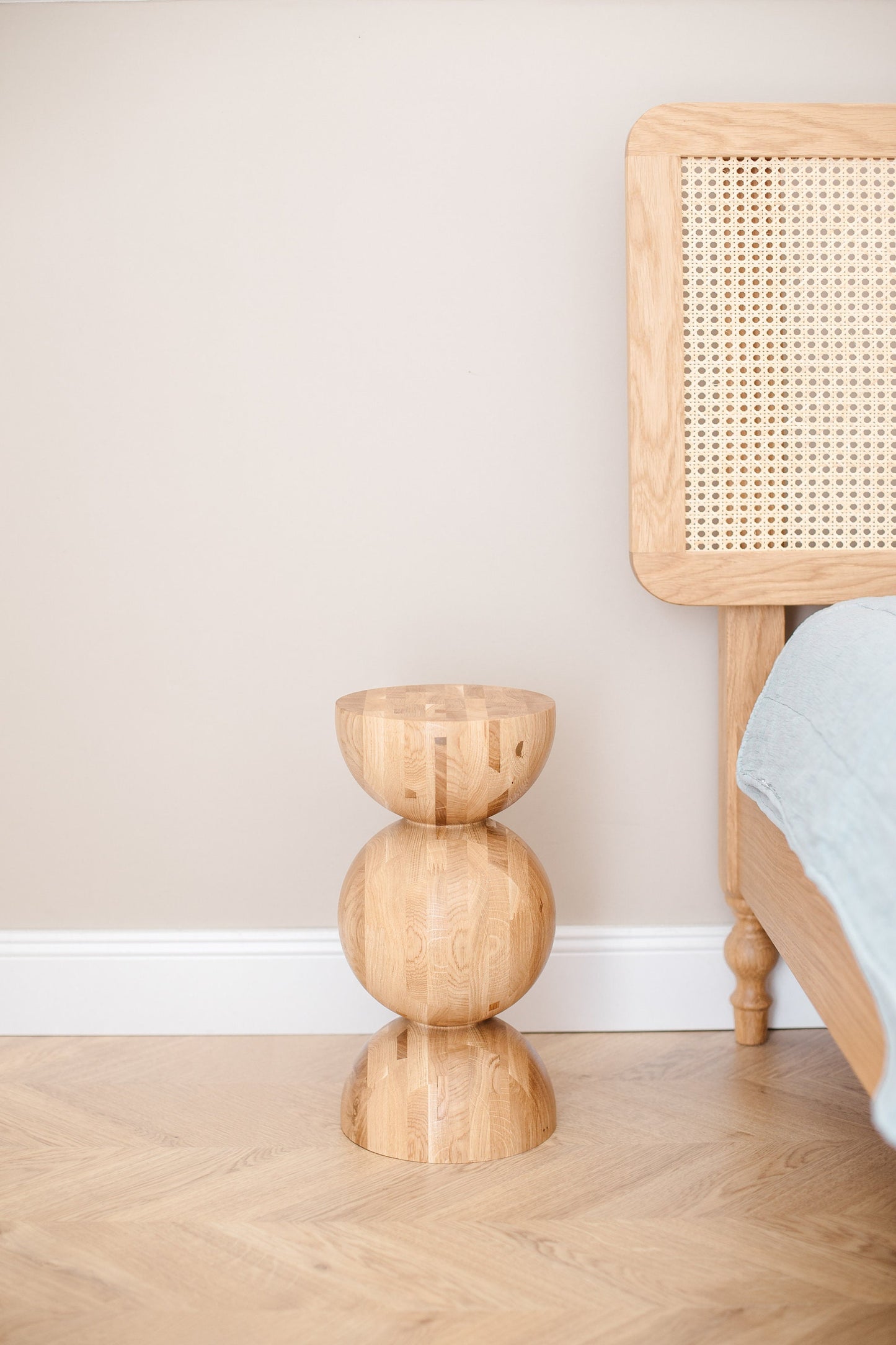 Handmade Wooden Nightstand – Solid Wood with Elegant Sphere Detail H400 mm