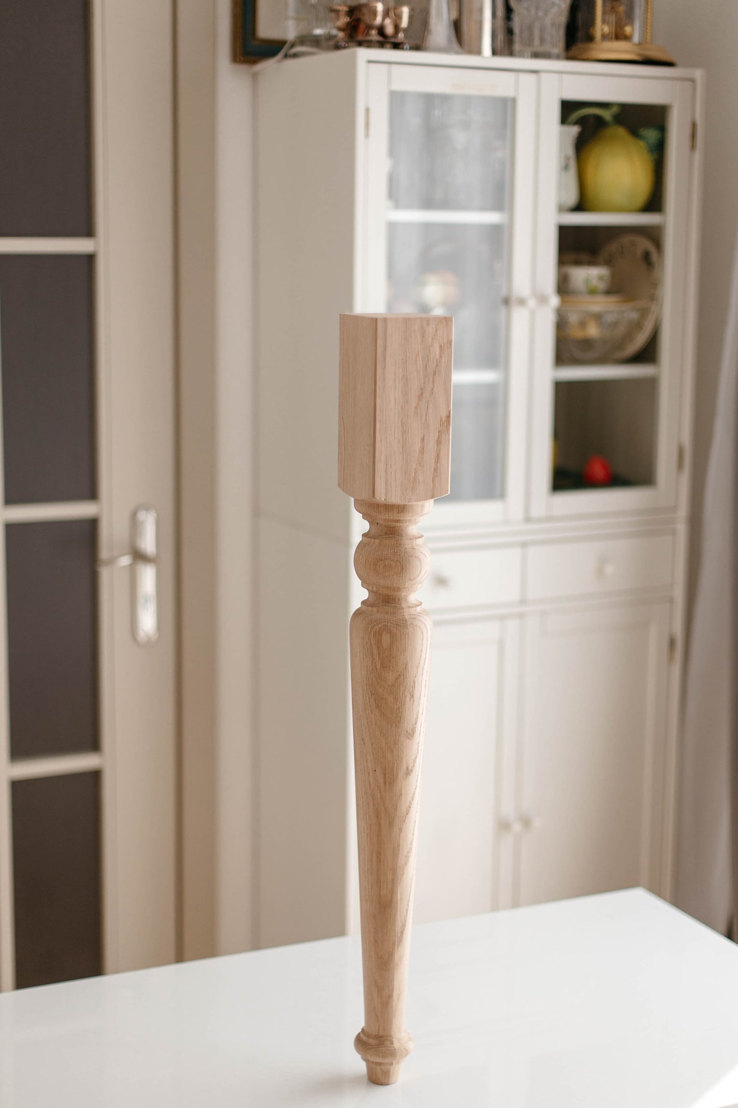 Pied de meuble en bois avec quatre sphères, H670 mm