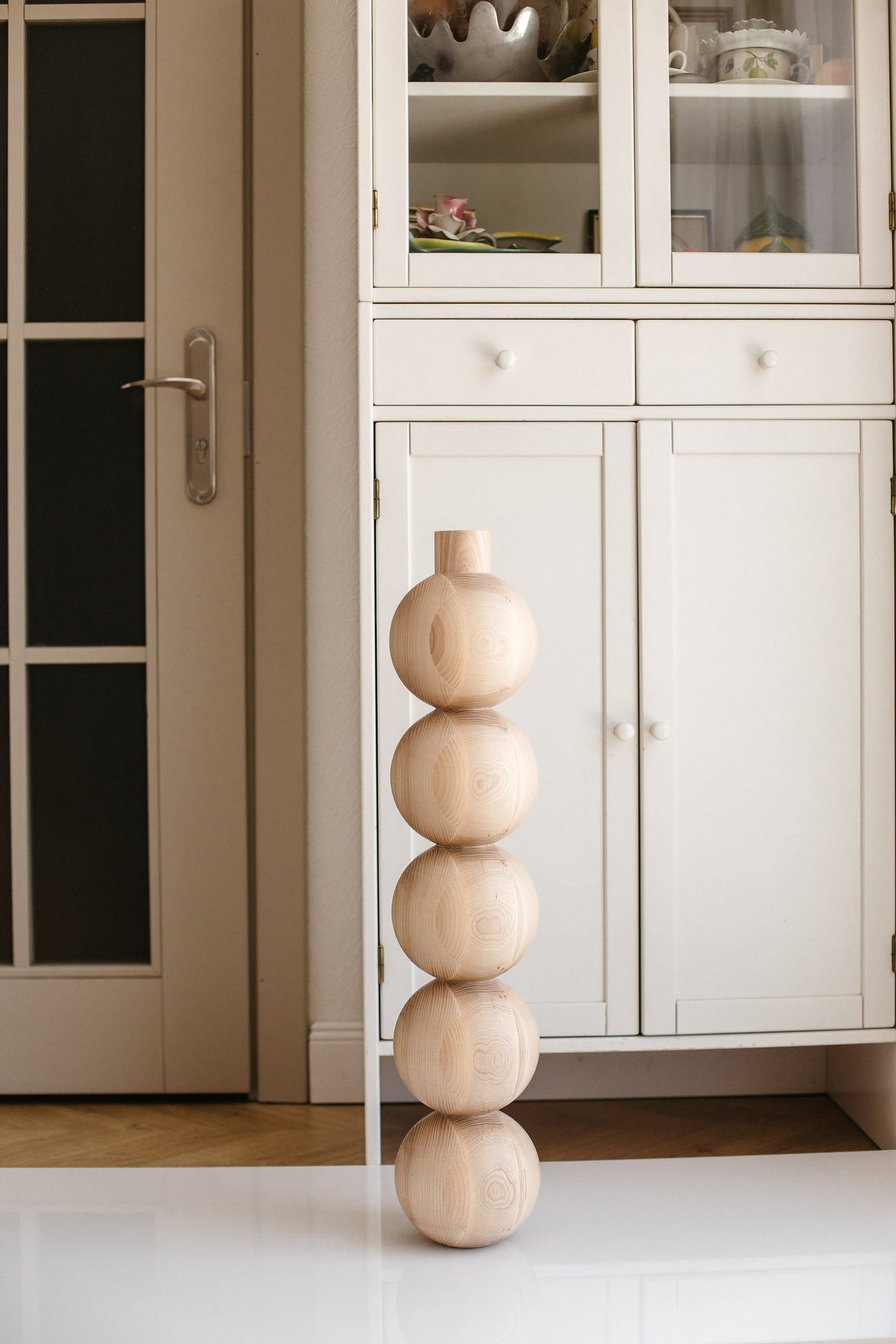 Pied de meuble en bois avec quatre sphères, H670 mm