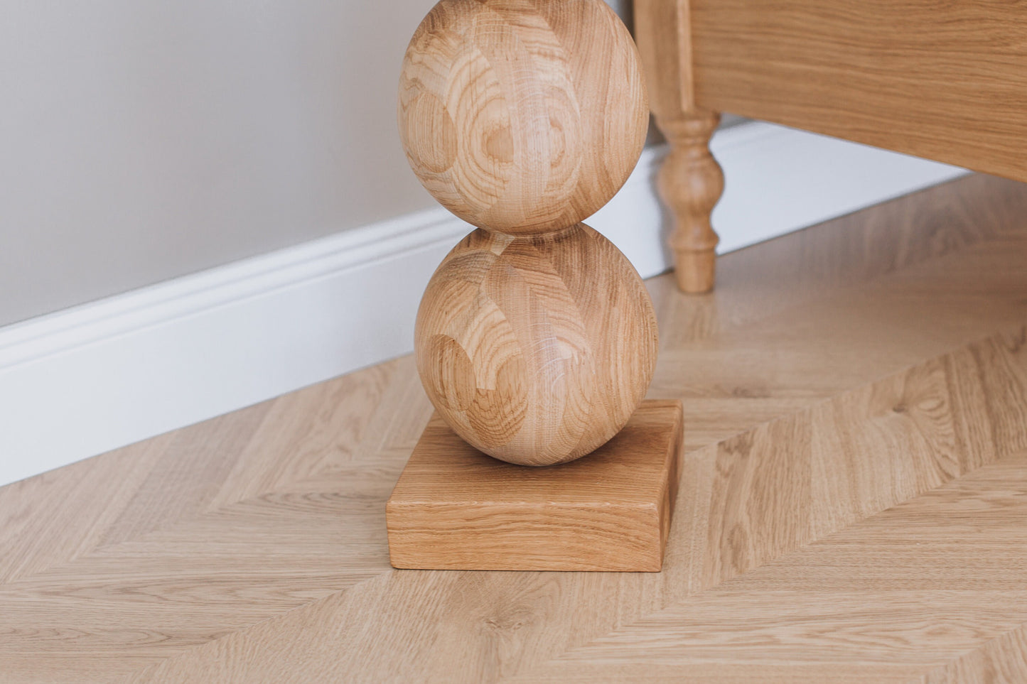 Elegant Bedside Table – Handcrafted Wood with Central Sphere Accent H495 mm