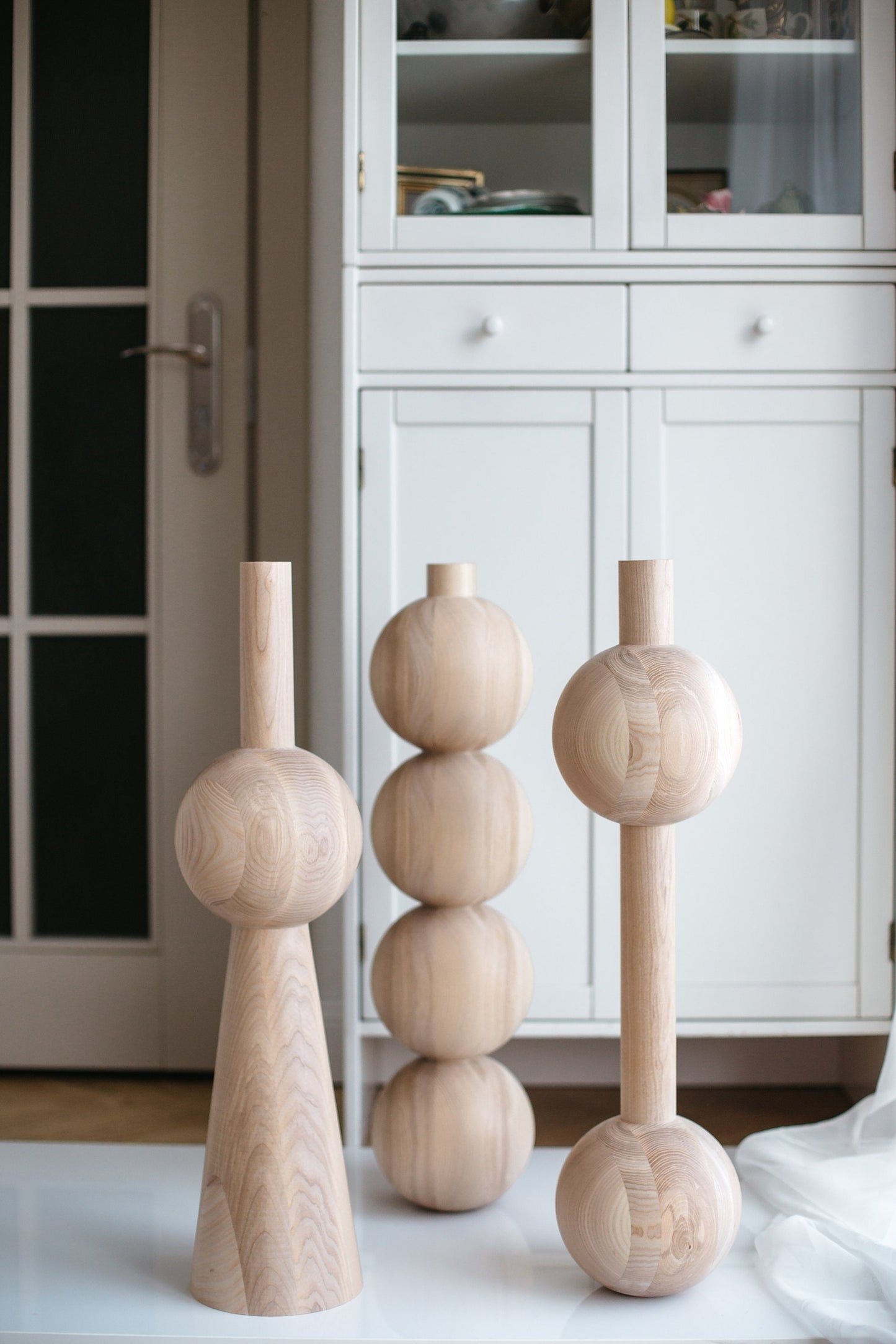 Möbelbein aus Holz mit Doppelkugeldetail – Drechseldesign, H670 mm