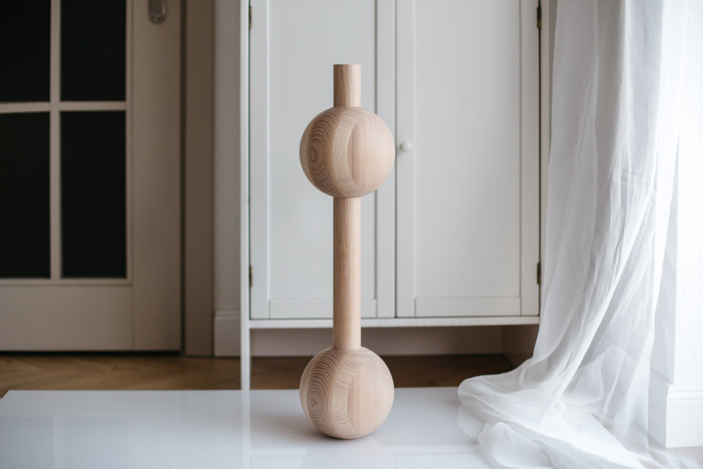 Möbelbein aus Holz mit vier Kugeln, H670 mm