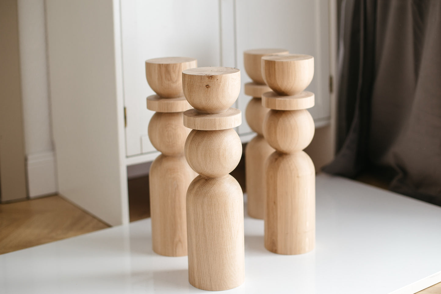Pied de table basse en bois naturel avec sphère, H500 mm