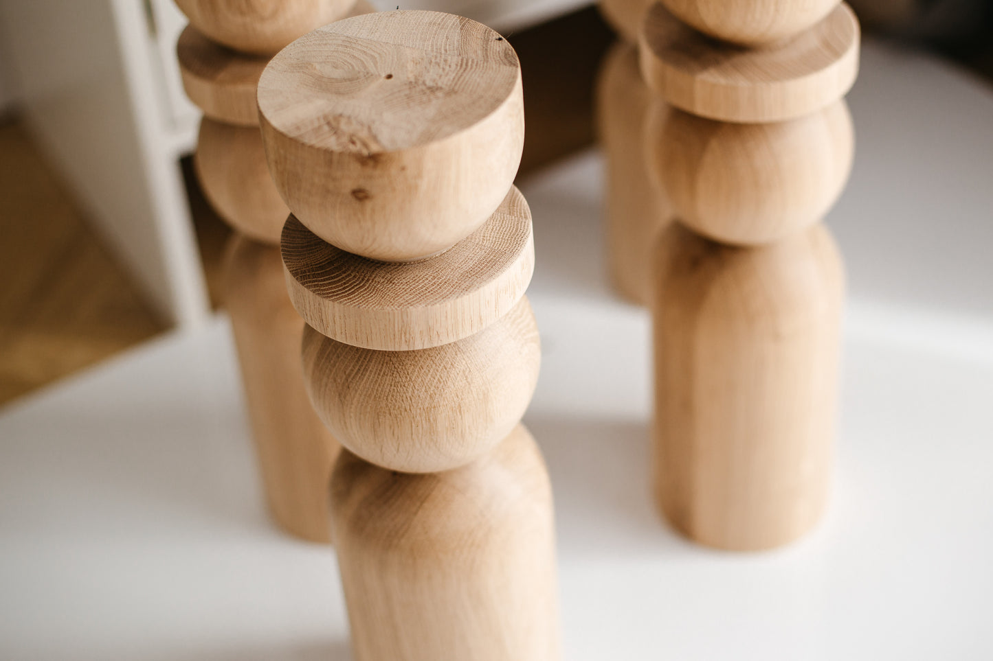 Pied de table basse en bois naturel avec sphère, H500 mm