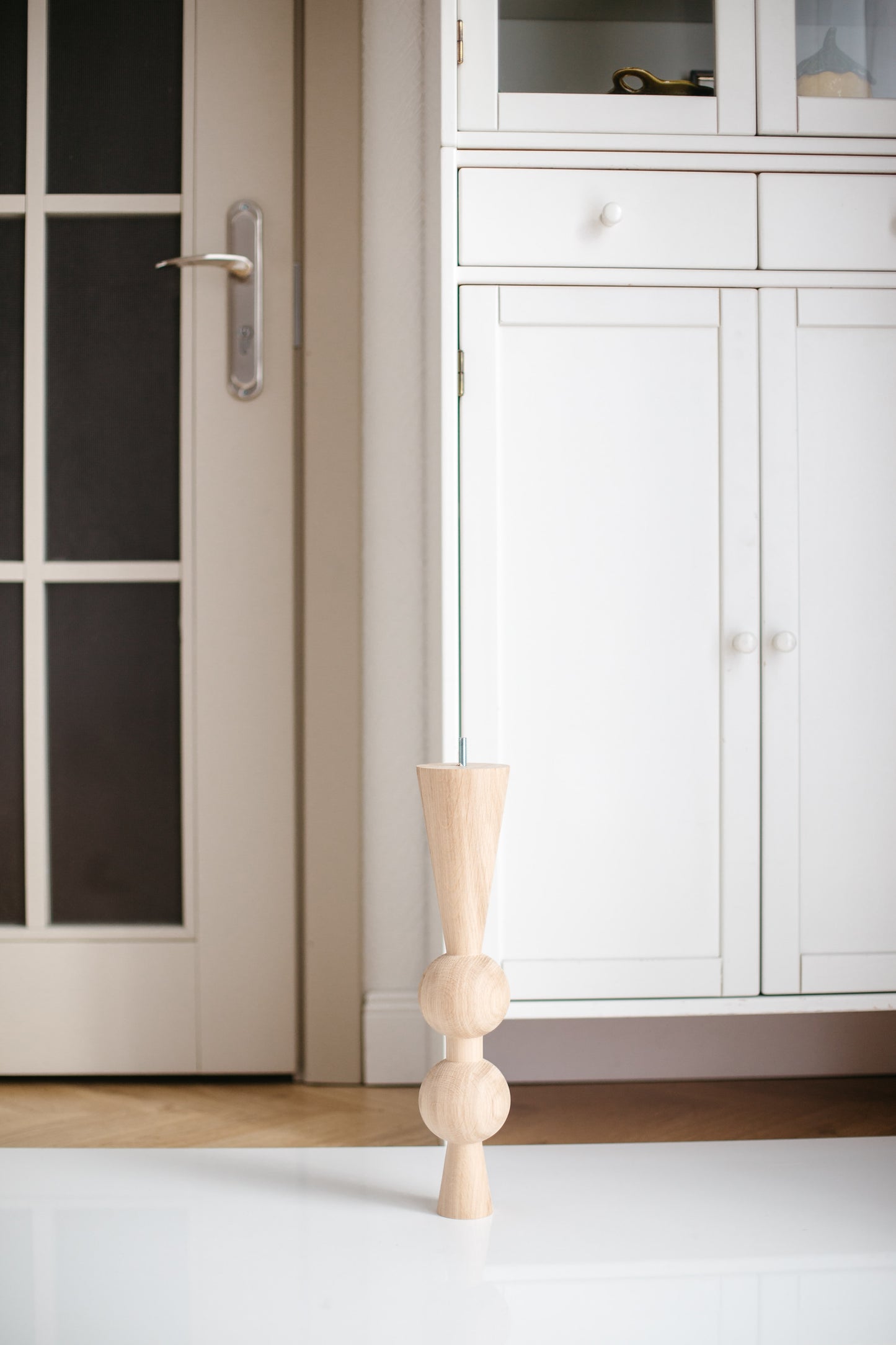 Pied de table basse en bois naturel avec sphère, H500 mm