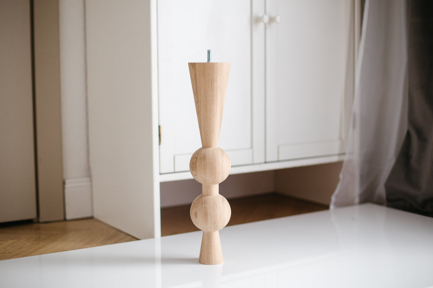 Pied de table basse en bois naturel avec sphère, H500 mm