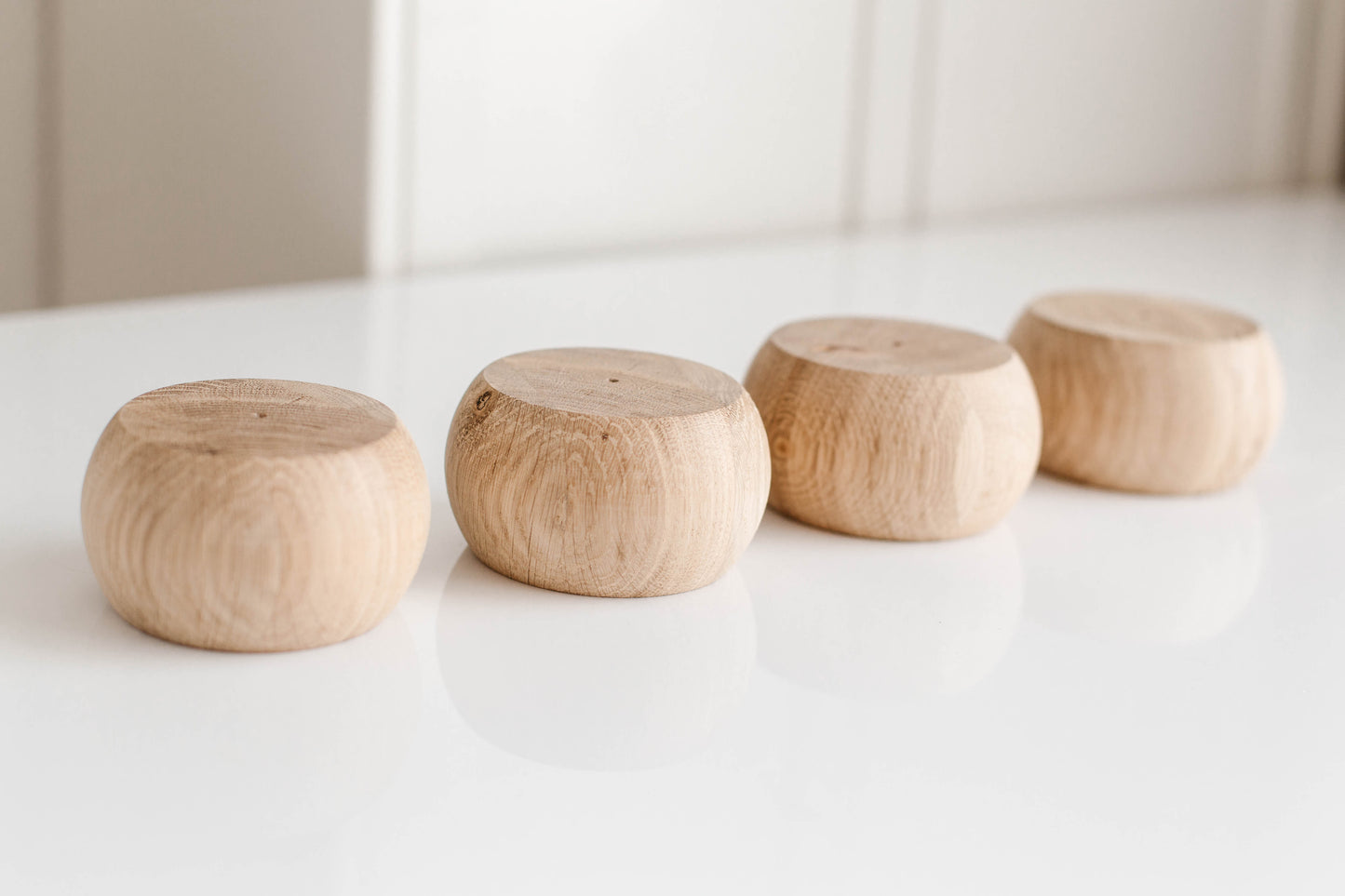 Natürliches Couchtischbein aus Holz mit Kugel, H500 mm